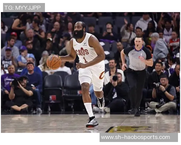 米切尔谈与哈登搭档的感受称其比赛理解已达到新高度